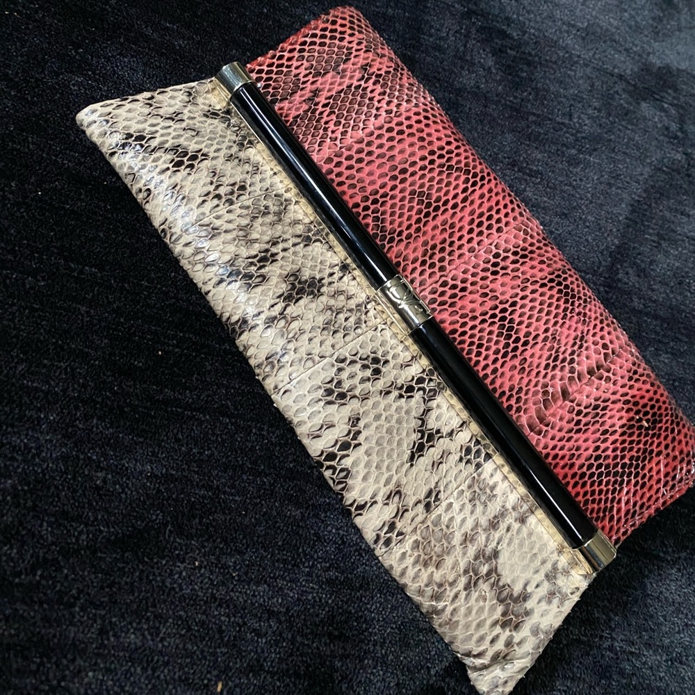 DVF clutch